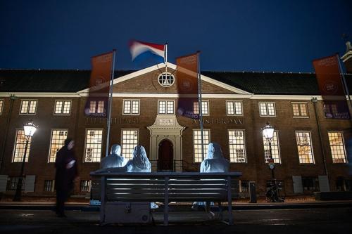 Художница создала скульптуру, показывающую зависимость людей от гаджетов