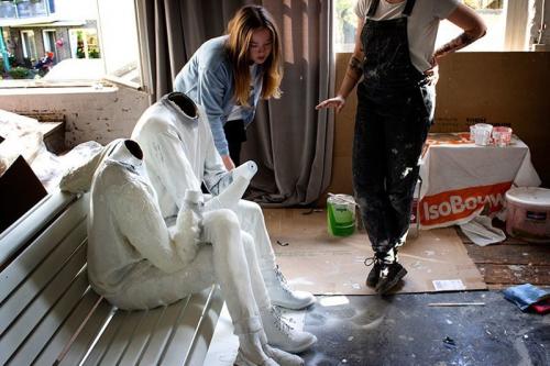 Художница создала скульптуру, показывающую зависимость людей от гаджетов