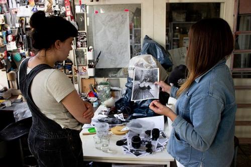 Художница создала скульптуру, показывающую зависимость людей от гаджетов