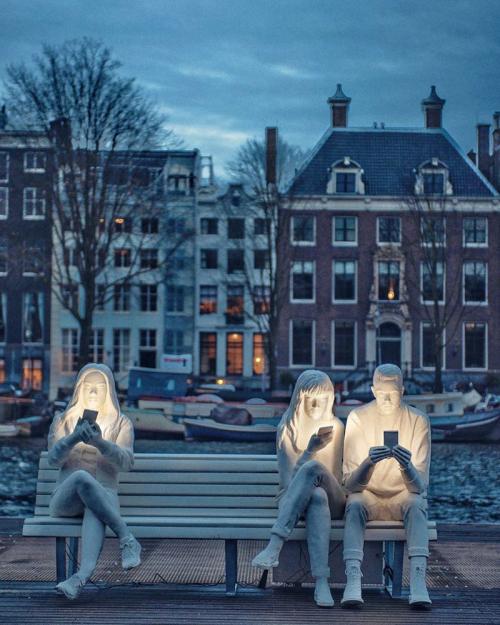 Художница создала скульптуру, показывающую зависимость людей от гаджетов