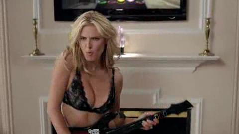 Хайди Клум разделась для рекламы новой игры Guitar Hero