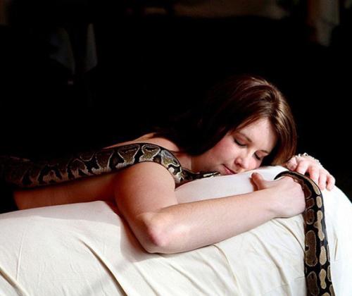 В Израиле практикуют змеиный массаж