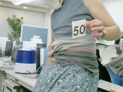 Китаец установил рекорд, надев на себя 100 трусов