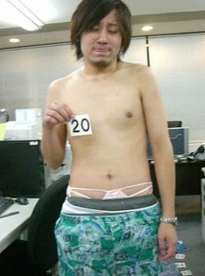 Китаец установил рекорд, надев на себя 100 трусов