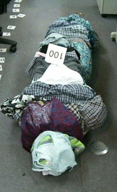 Китаец установил рекорд, надев на себя 100 трусов