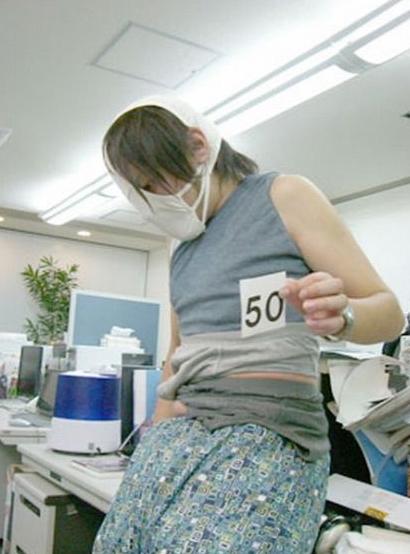 Китаец установил рекорд, надев на себя 100 трусов