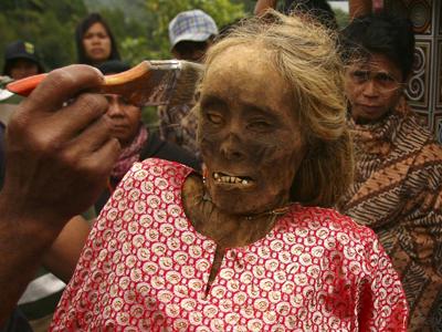 Как в Индонезии мертвецам меняют одежду