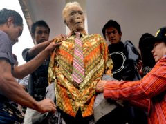 Как в Индонезии мертвецам меняют одежду