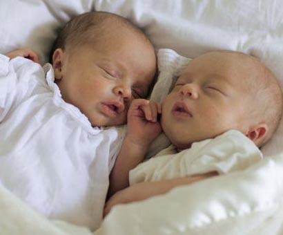 Анджелина Джоли и Брэд Питт показали своих близнецов