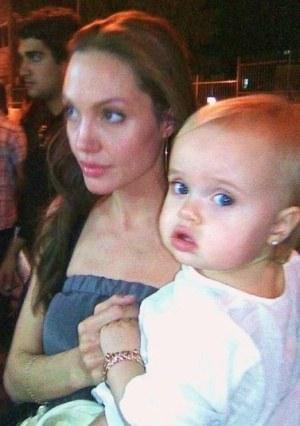 Анджелина Джоли и Брэд Питт показали своих близнецов