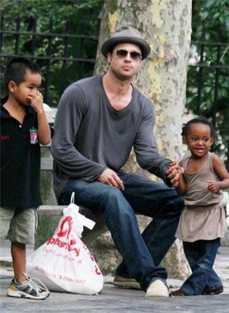 Анджелина Джоли и Брэд Питт показали своих близнецов