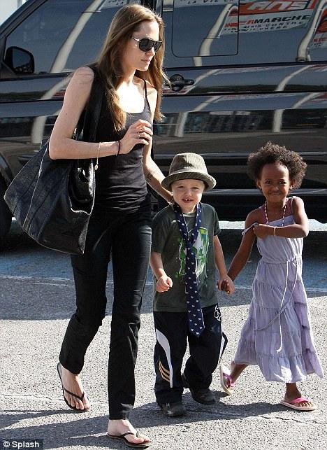 Анджелина Джоли и Брэд Питт показали своих близнецов