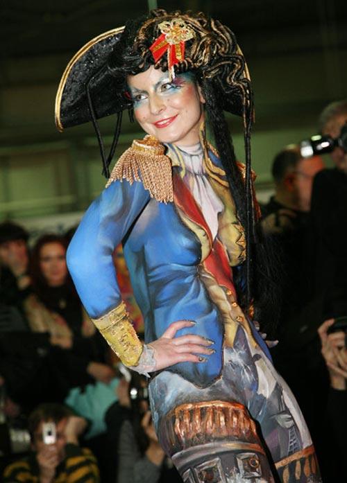 чёрный ангел парил над толпой…