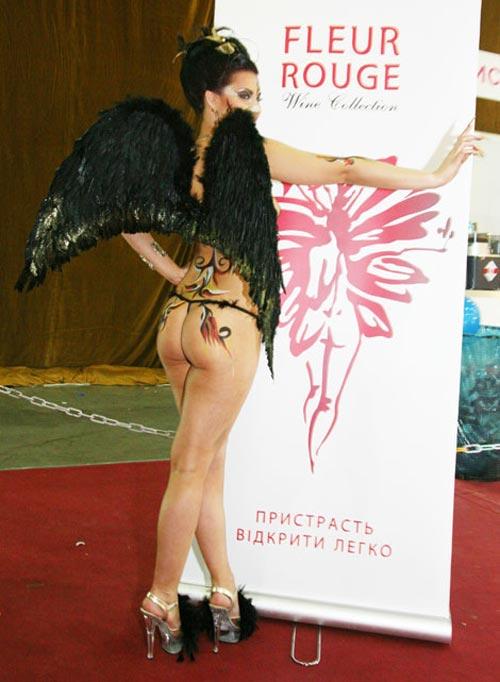 чёрный ангел парил над толпой…