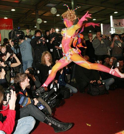 чёрный ангел парил над толпой…