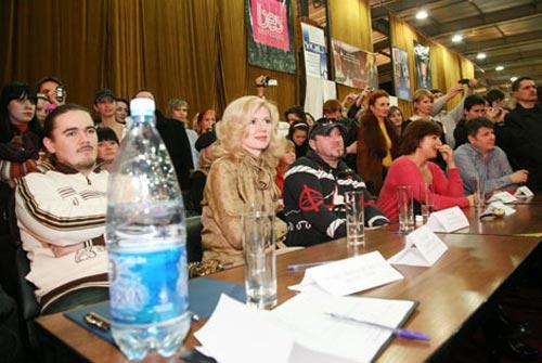 чёрный ангел парил над толпой…