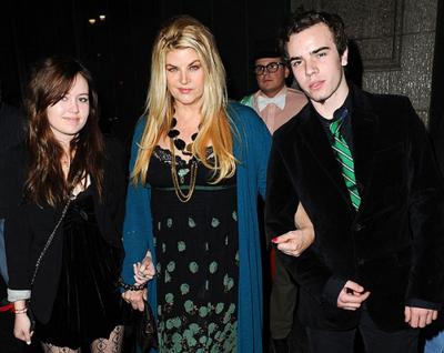 Голливудские звезды, ставшие приемными родителями