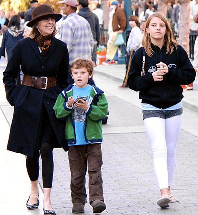 Голливудские звезды, ставшие приемными родителями