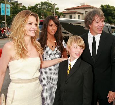 Голливудские звезды, ставшие приемными родителями