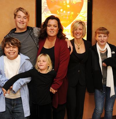 Голливудские звезды, ставшие приемными родителями