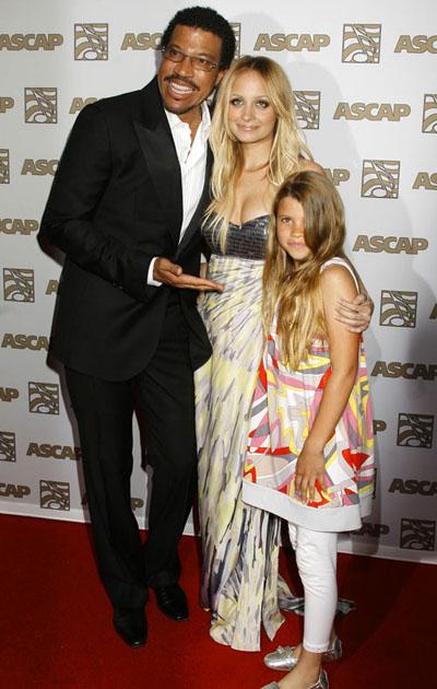 Голливудские звезды, ставшие приемными родителями