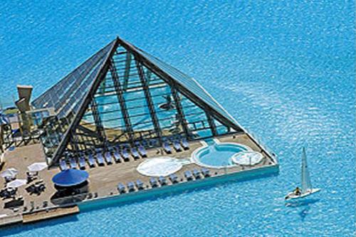 Бассейн. 80 000 квадратных метров…