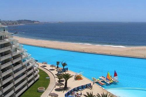 Бассейн. 80 000 квадратных метров…