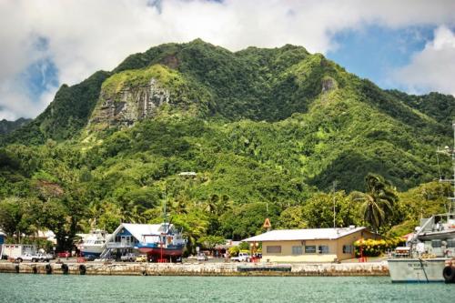 Местные жители — полинезийские аборигены, и они совсем не избалованы туристами. В год сюда приезжает не больше 100 тысяч иностранцев. Для сравнения: Гавайи привлекают в год 8 млн туристов.
