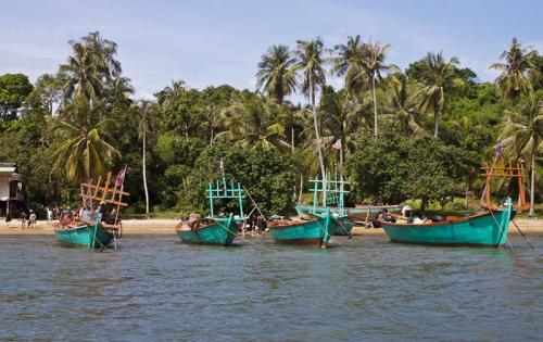Ко-Тонсай, Камбоджа Это небольшой остров на юге Камбоджи. Настоящий рай из джунглей и пляжей. Здесь почти никто не живет, если не считать несколько рыбацких семей. Так что найти подходящее бунгало можно будет за смешные деньги. Здесь можно отдыхать на пляже или исследовать местную пещеру в джунглях. За пять баксов местные рыбаки прямо при тебе приготовят вкуснейший ужин из пойманного ими же краба. А любые другие морепродукты здесь стоят доллар-два.