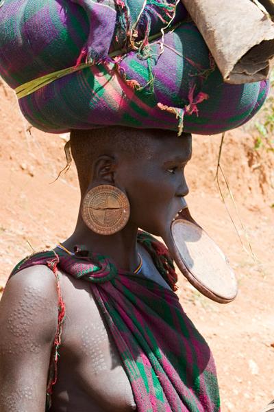 Топ-модели племени Мурси шокируют своим видом