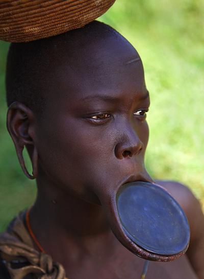 Топ-модели племени Мурси шокируют своим видом