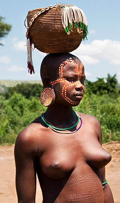 Топ-модели племени Мурси шокируют своим видом
