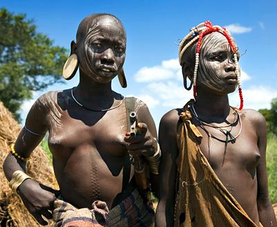 Топ-модели племени Мурси шокируют своим видом
