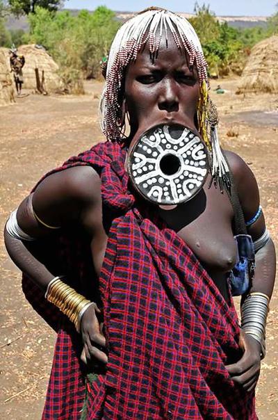 Топ-модели племени Мурси шокируют своим видом