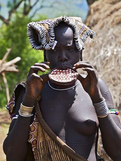 Топ-модели племени Мурси шокируют своим видом