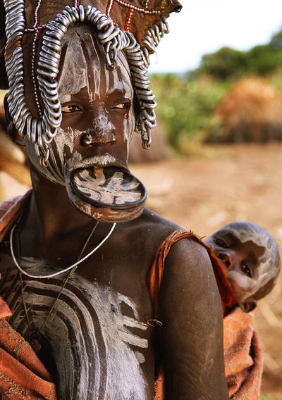 Топ-модели племени Мурси шокируют своим видом