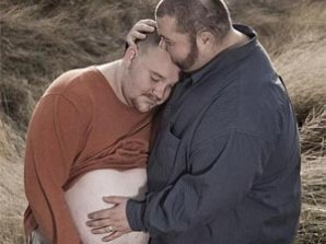 Второй беременный мужчина разродится через месяц