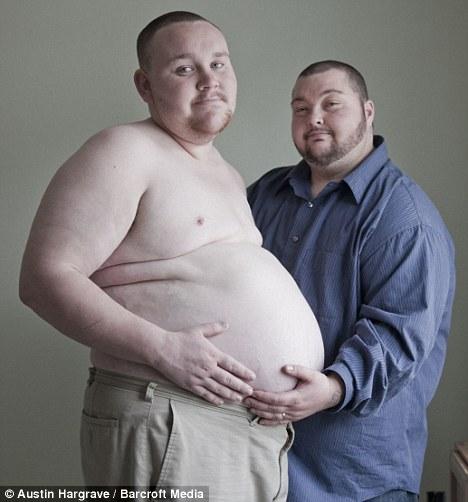 Второй беременный мужчина разродится через месяц