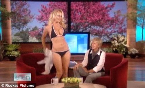 Памела Андерсон разделась на телешоу главной лесбиянки Америки