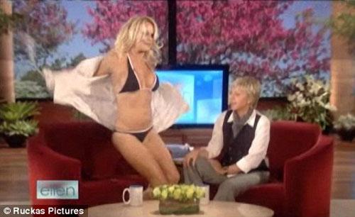 Памела Андерсон разделась на телешоу главной лесбиянки Америки