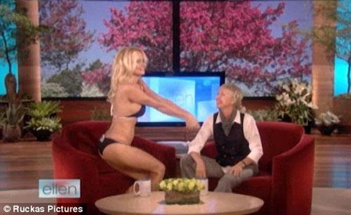 Памела Андерсон разделась на телешоу главной лесбиянки Америки