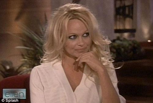 Памела Андерсон разделась на телешоу главной лесбиянки Америки