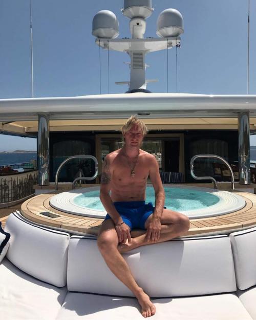 Звезды российского шоу-бизнеса, которые не блещут грамотностью