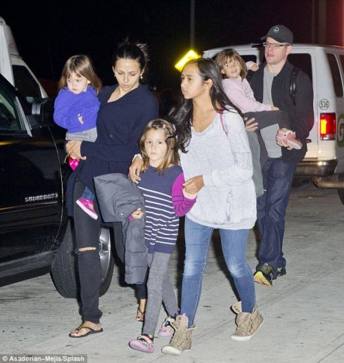 Знаменитости, женившиеся на обычных женщинах