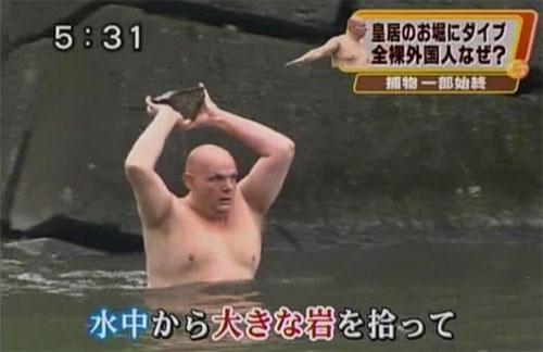 Голый иностранец устроил переполох у императорского дворца