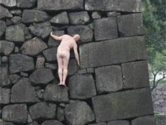 Голый иностранец устроил переполох у императорского дворца