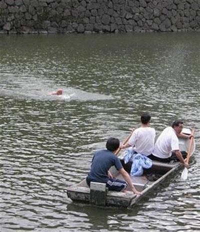 Голый иностранец устроил переполох у императорского дворца