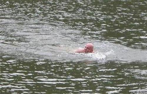 Голый иностранец устроил переполох у императорского дворца