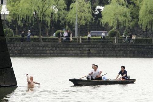 Голый иностранец устроил переполох у императорского дворца