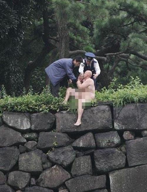 Голый иностранец устроил переполох у императорского дворца